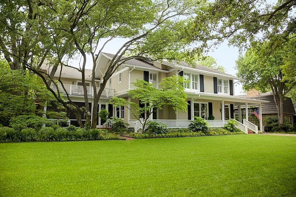 house with beautiful yard in NY